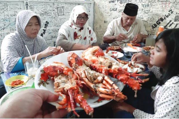 Menikmati Lezatnya Lobster...