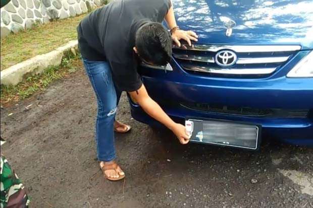 Tutup Pelat Nomor Mobil...