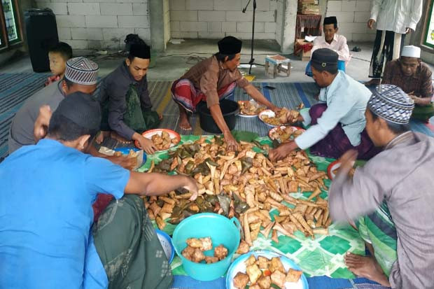 Merawat Tradisi Kupatan...