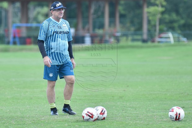 Robert Senang dengan...