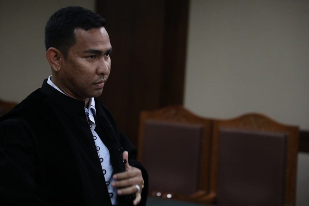 Penyidik KPK Periksa...
