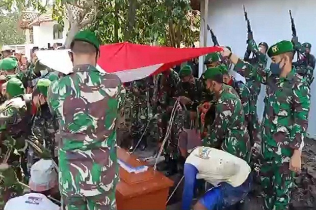 Isak Tangis Iringi Pemakaman...