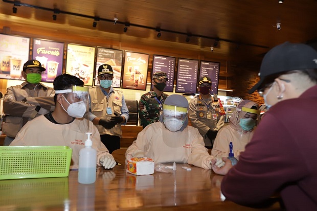 Asyik Nongkrong di Cafe,...