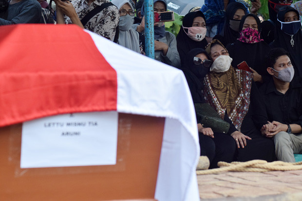 Tangis Haru Iringi Pemakaman...
