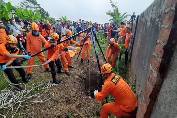 Mencari Belalang, Warga...