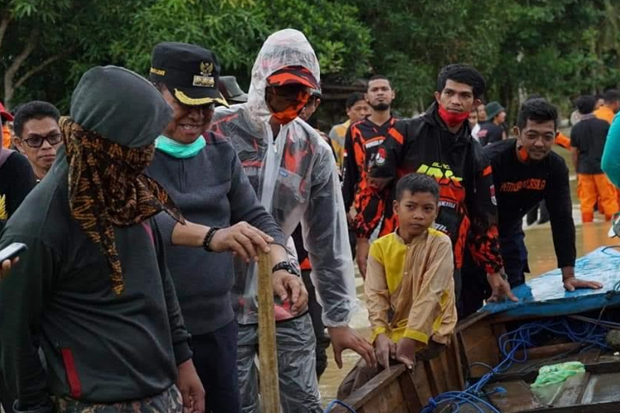 Banjir Bandang Rendam...