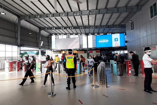 Berdesakan di Stasiun,...