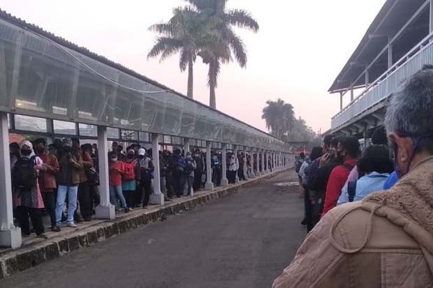 Antrean Penumpang KRL...