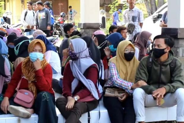 Urus Kartu Kuning, Antrean...