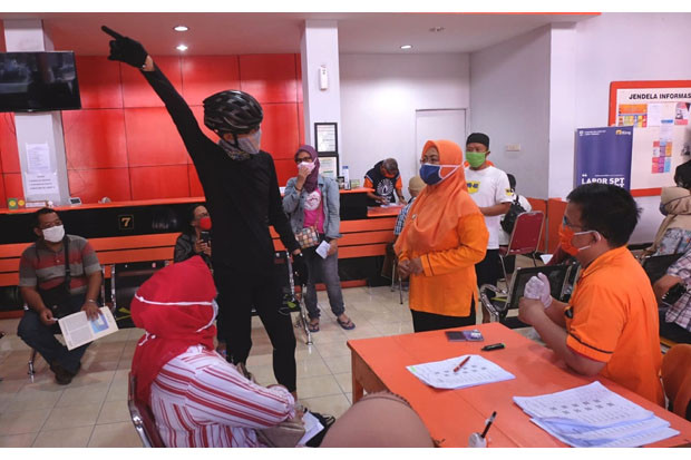 Pembagian BST Dikerumuni...