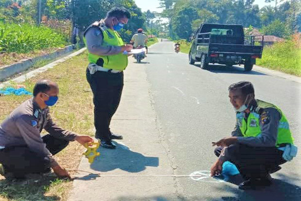 Tiga Sepeda Motor Bertabrakan...