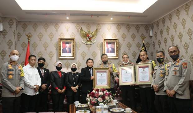 Lemkapi Serahkan Promoter...