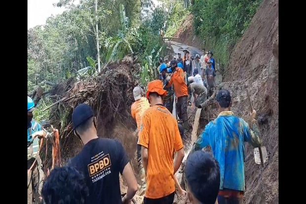 Longsoran Tebing Tutup...