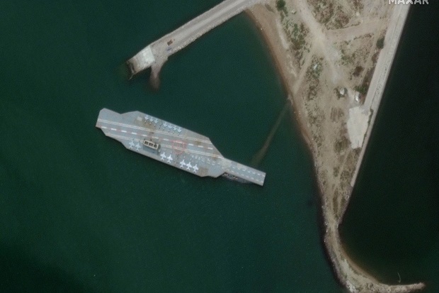 Iran Bangun Kapal Induk...
