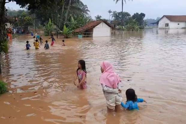 Banjir Rendam Ratusan...