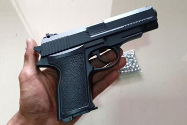 Bawa Pistol saat Diskusi...