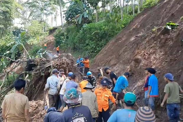 Hujan Deras, Tebing...