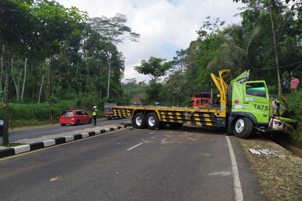 Diduga Rem Blong, Truk...