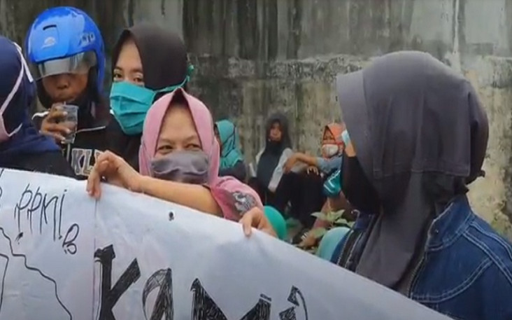 Ratusan Buruh Unjuk...