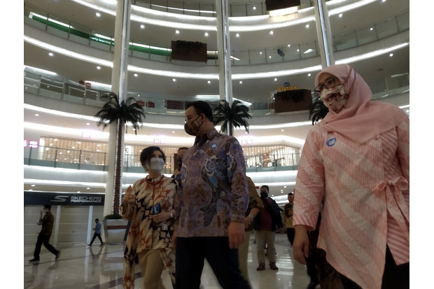 Jelang Pembukaan Mal,...