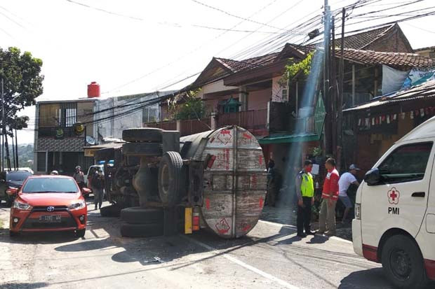 Truk Tangki Pengangkut...