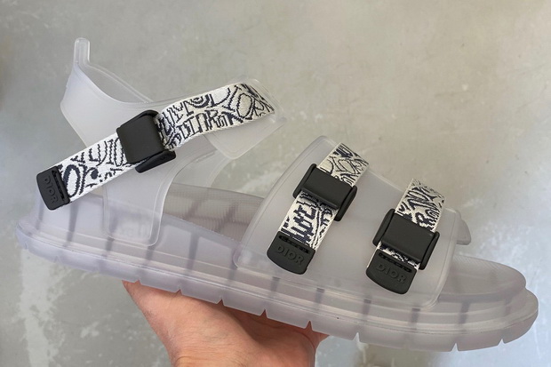 Dior Rilis Jelly Sandal...