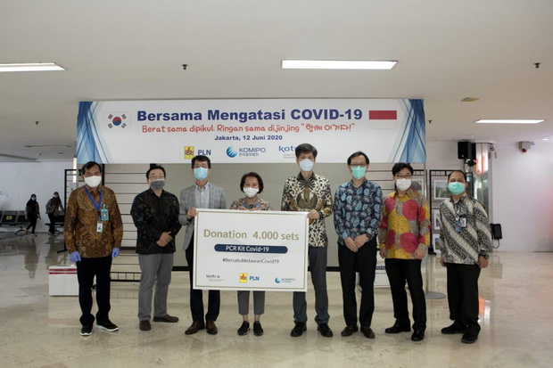 KOMIPO Serahkan Sumbangan...
