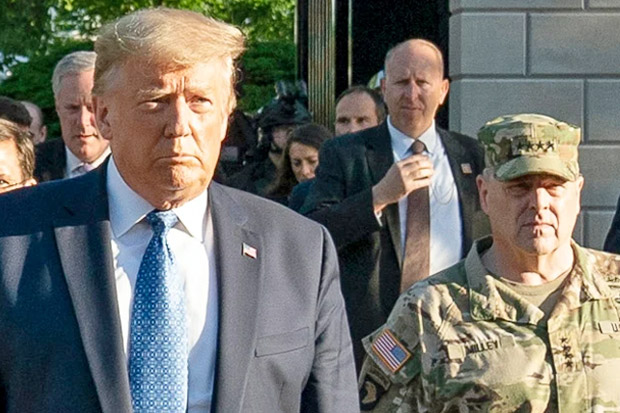 Foto Bareng Trump di...