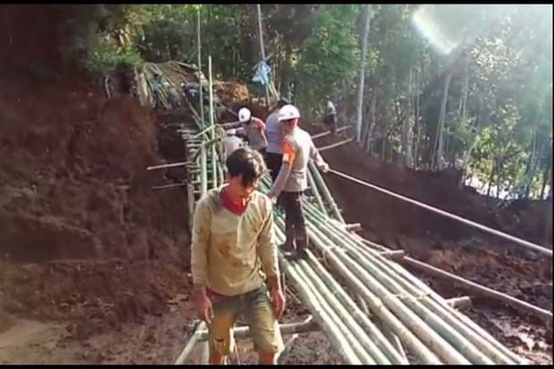 Jembatan Hancur Diterjang...