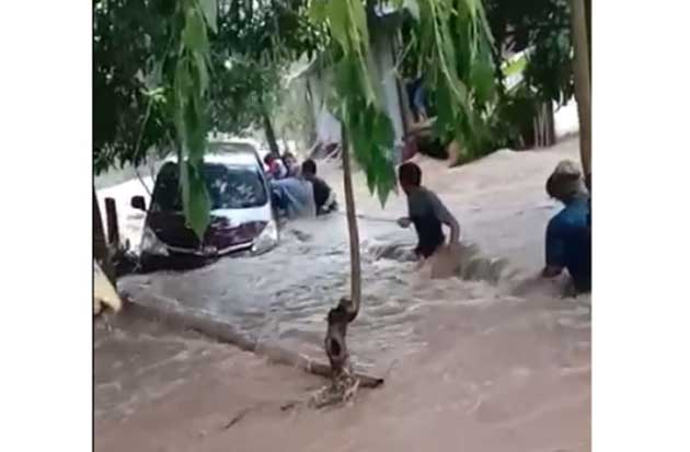 Nyaris Terseret Banjir...