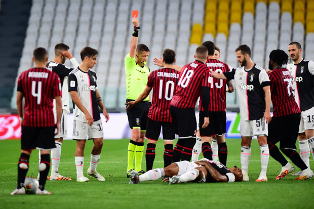 Calhanoglu Kecewa Wasit...