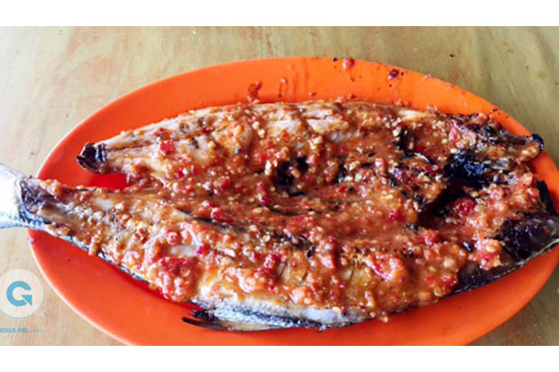 Menikmati Ikan Bakar...