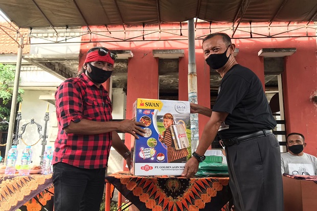 Relawan Eri Kirim APD...