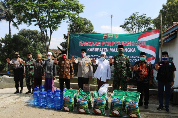 Bagikan Ikan dan APD,...