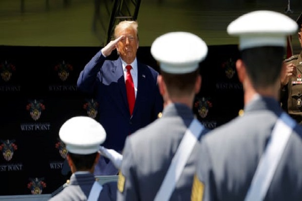 Trump Jalan Tertatih-tatih,...