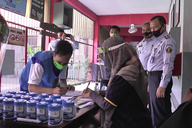 Pegawai dan Napi Lapas...