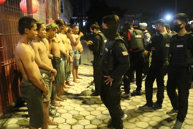 Patroli Kerumunan, Polisi...