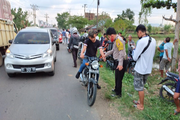 Hendak Takziah, Anggota...