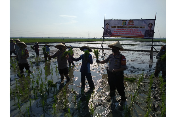 Polres Jakut Bagikan...