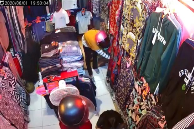 Terekam CCTV Komplotan...