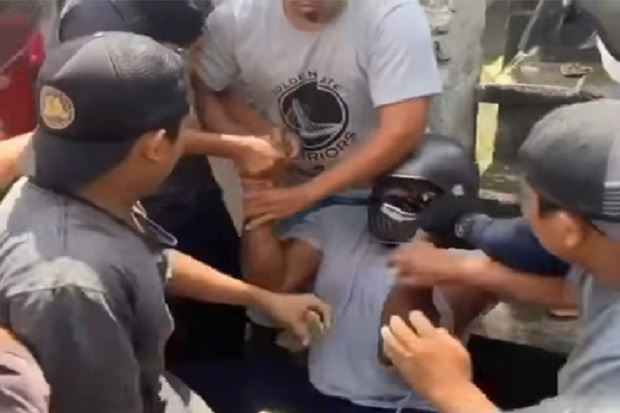Bule Amerika Dihajar...