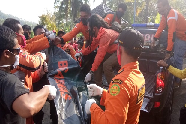 Perahu Terbalik, Warga...