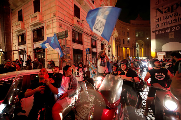 Suporter Napoli Turun...