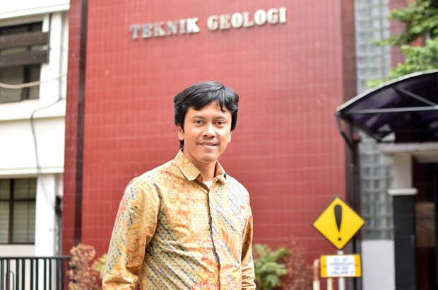 Volkanolog ITB: Krakatau,...