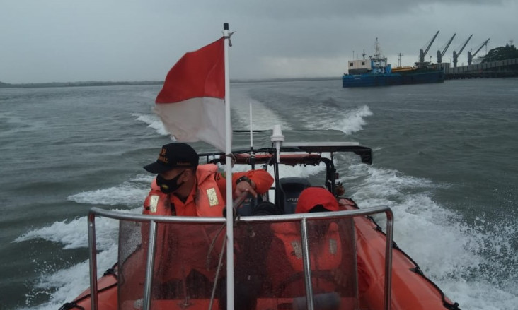 Perahu Dihantam Ombak,...