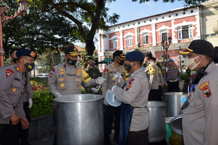 46 Dapur Lapangan Sajikan...