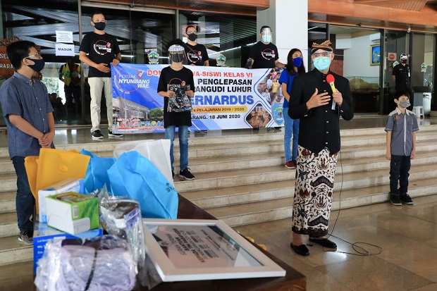 Tiadakan Pesta, Lulusan...