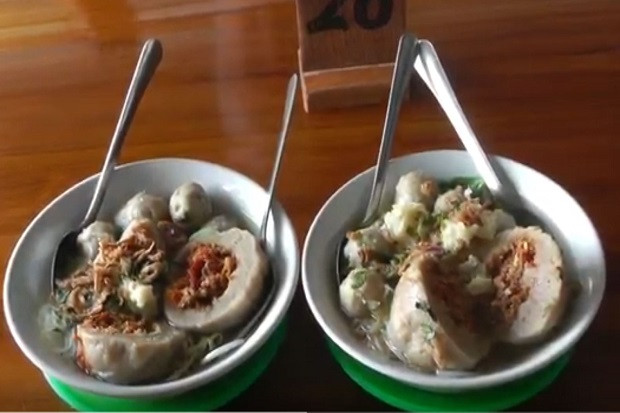 Menikmati Pedasnya Bakso...