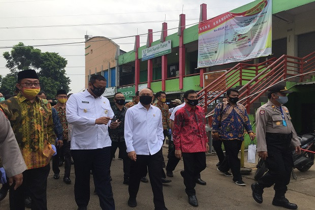 Menteri Teten Bebaskan...