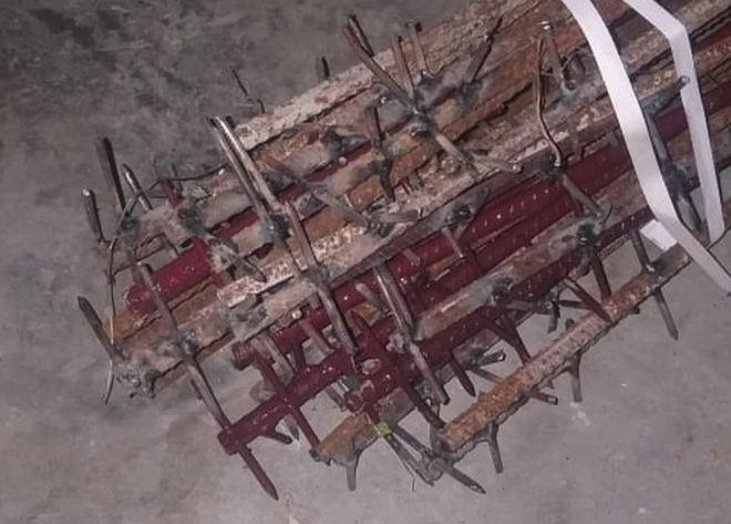 Batang Besi Penuh Paku...